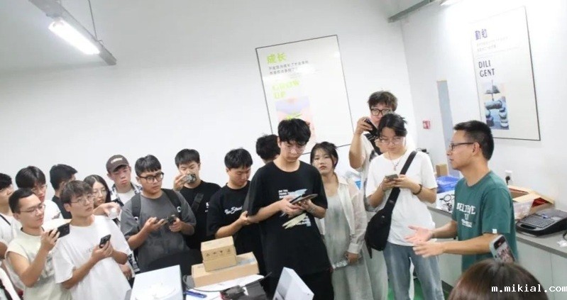 西安建筑科技大学理学院师生来光谷薄膜参观交流